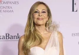 Ana Obregónposando en el photocall de la gala «Elle Cáncer Ball».