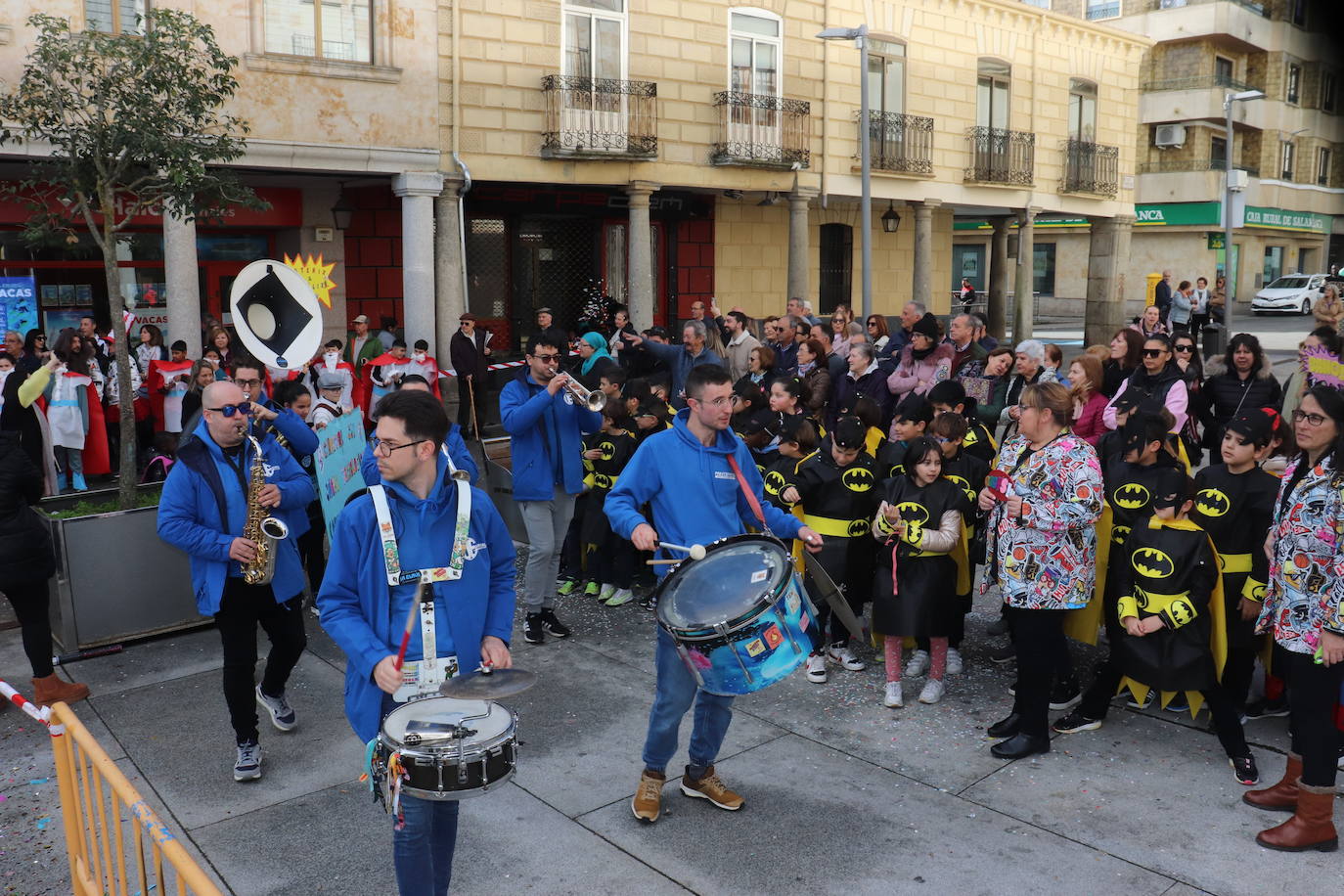 Guijuelo despide el Carnaval con el desfile escolar al ritmo de charanga