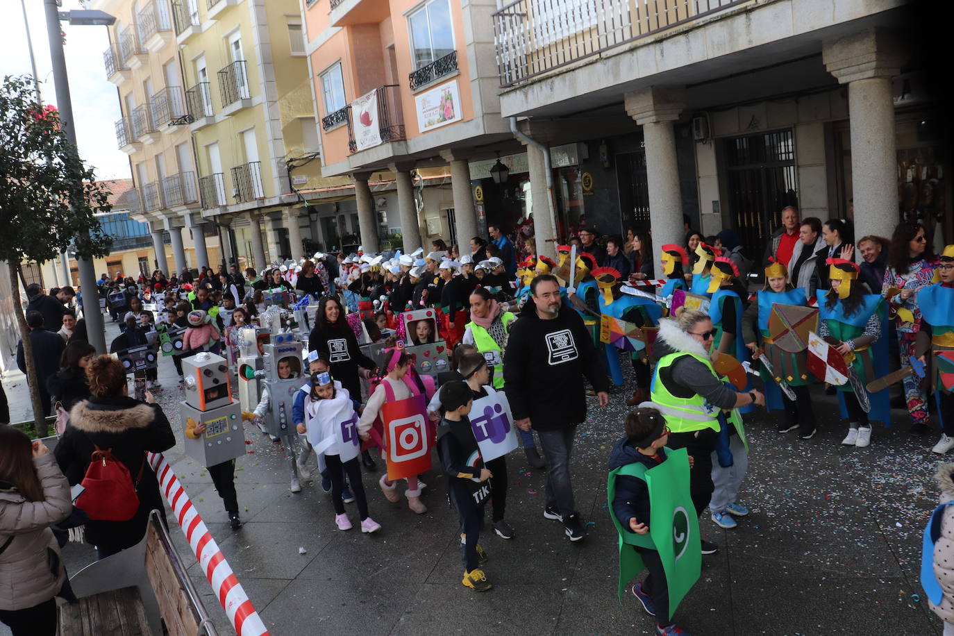 Guijuelo despide el Carnaval con el desfile escolar al ritmo de charanga