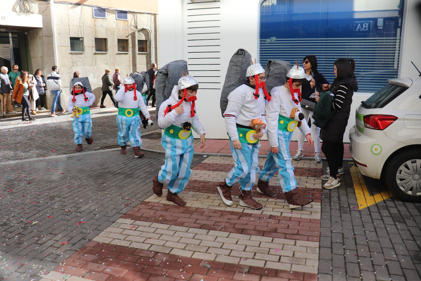 Guijuelo despide el Carnaval con el desfile escolar al ritmo de charanga