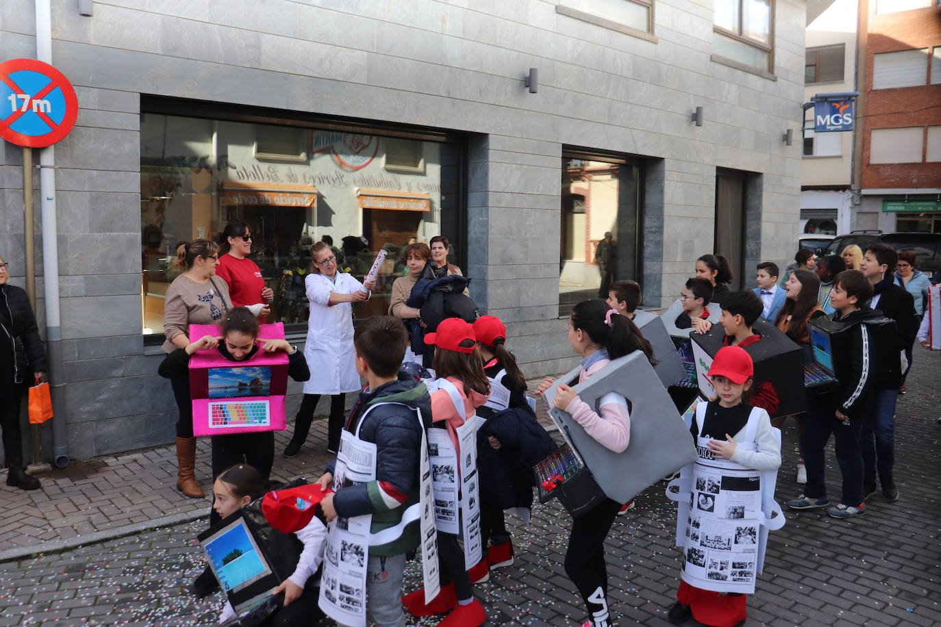 Guijuelo despide el Carnaval con el desfile escolar al ritmo de charanga