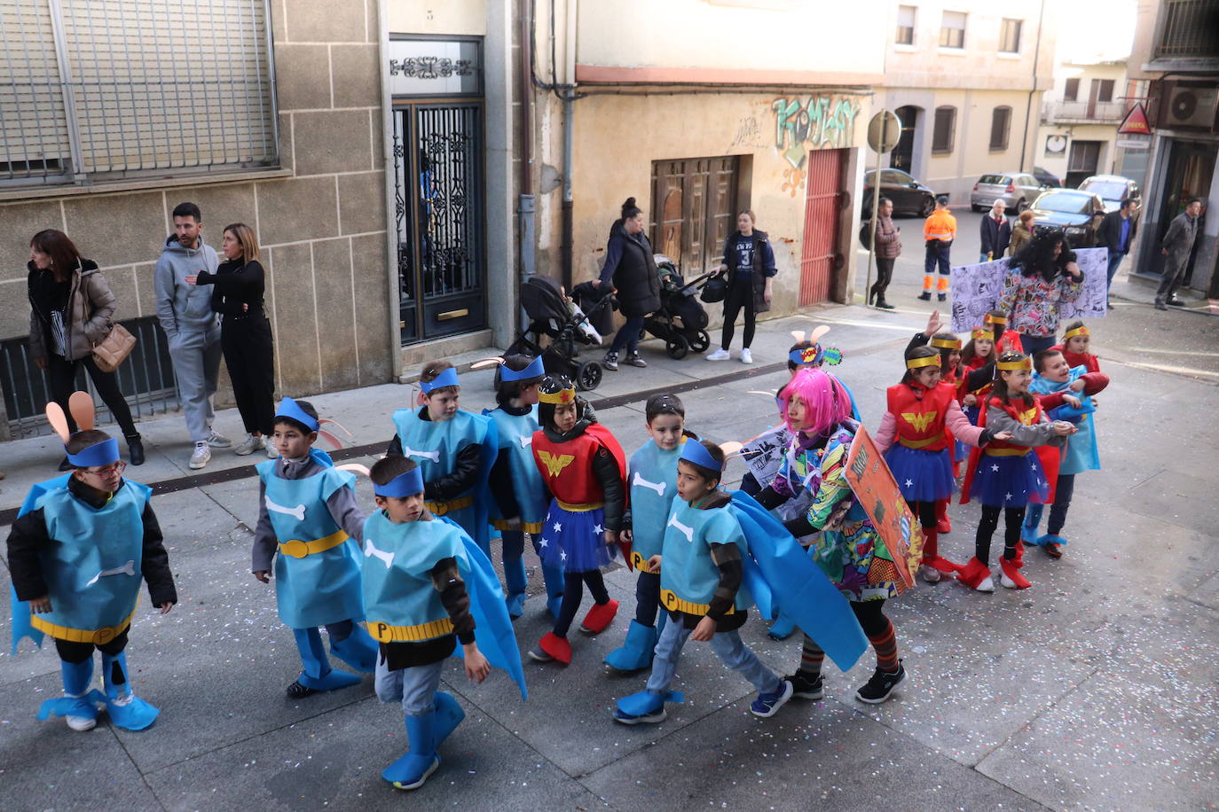 Guijuelo despide el Carnaval con el desfile escolar al ritmo de charanga