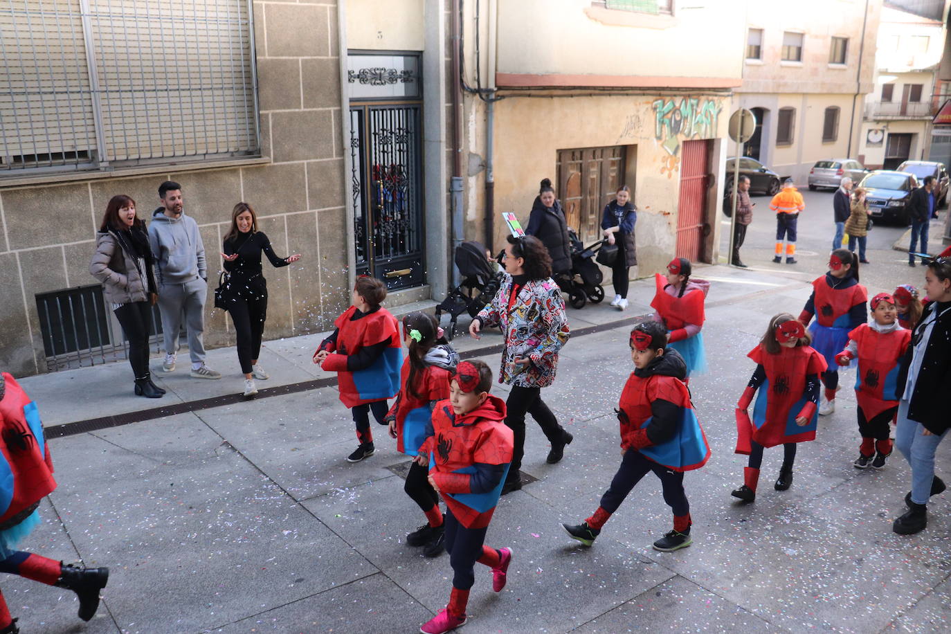 Guijuelo despide el Carnaval con el desfile escolar al ritmo de charanga