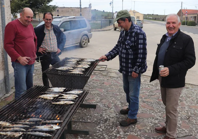 Preparativos de las sardinas para la celebración de Salvatierra