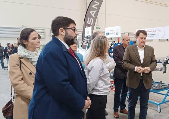 Alfonso Fernández Mañueco, en su visita a una factoría de automóviles.