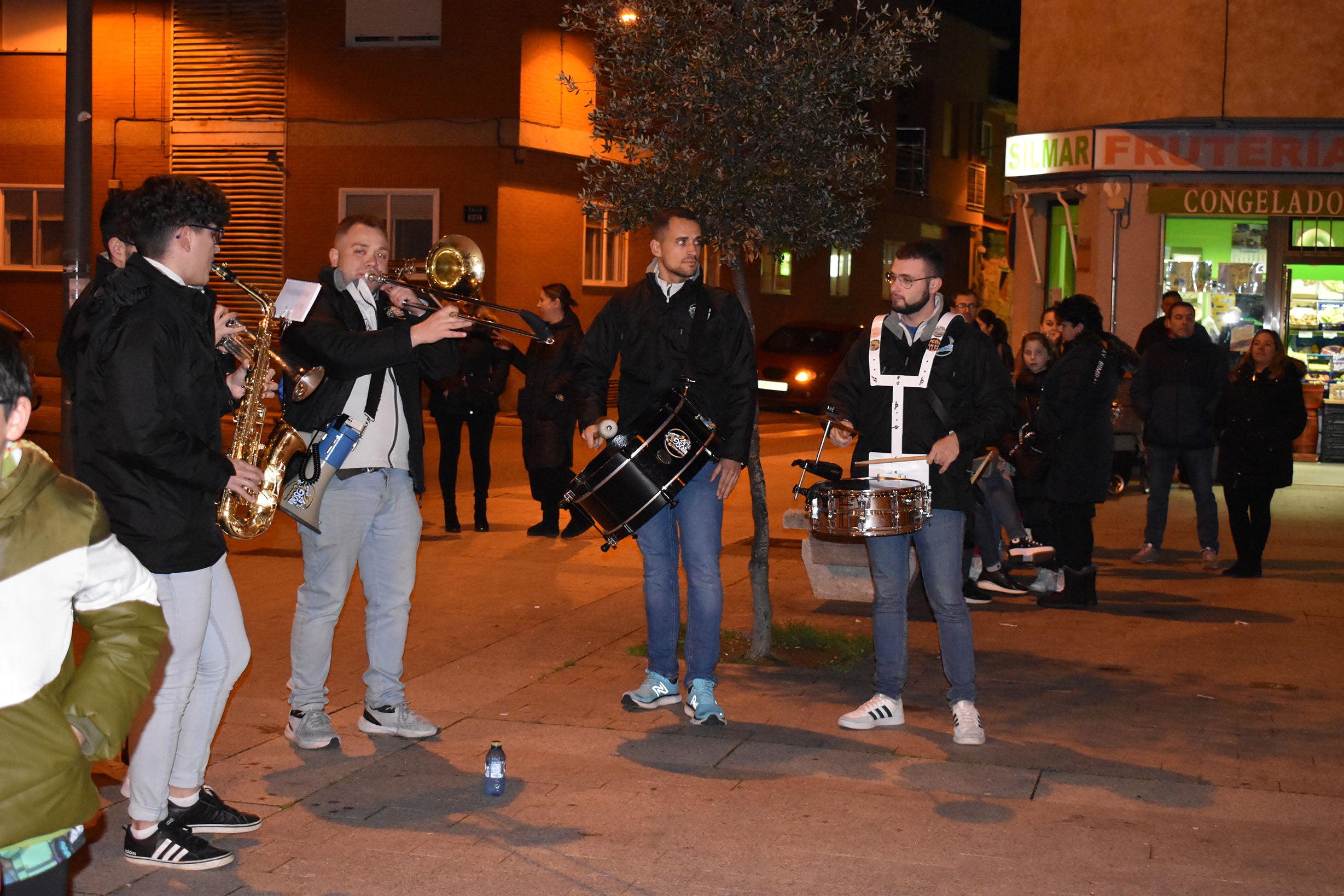 Villares de la Reina dice adiós al Carnaval con el entierro de la sardina y 4.000 churros