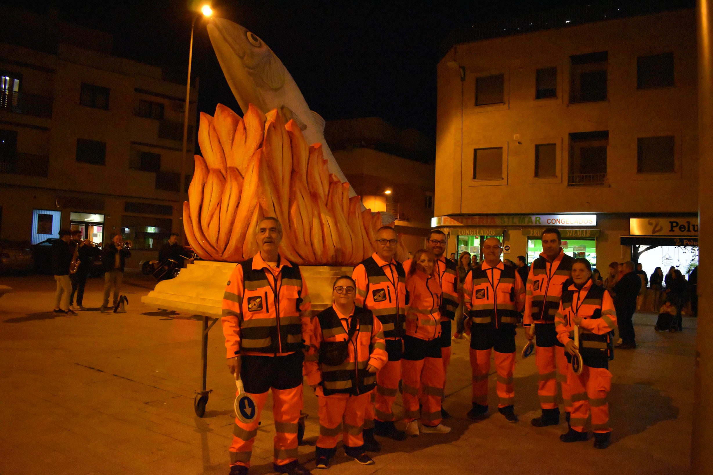 Villares de la Reina dice adiós al Carnaval con el entierro de la sardina y 4.000 churros