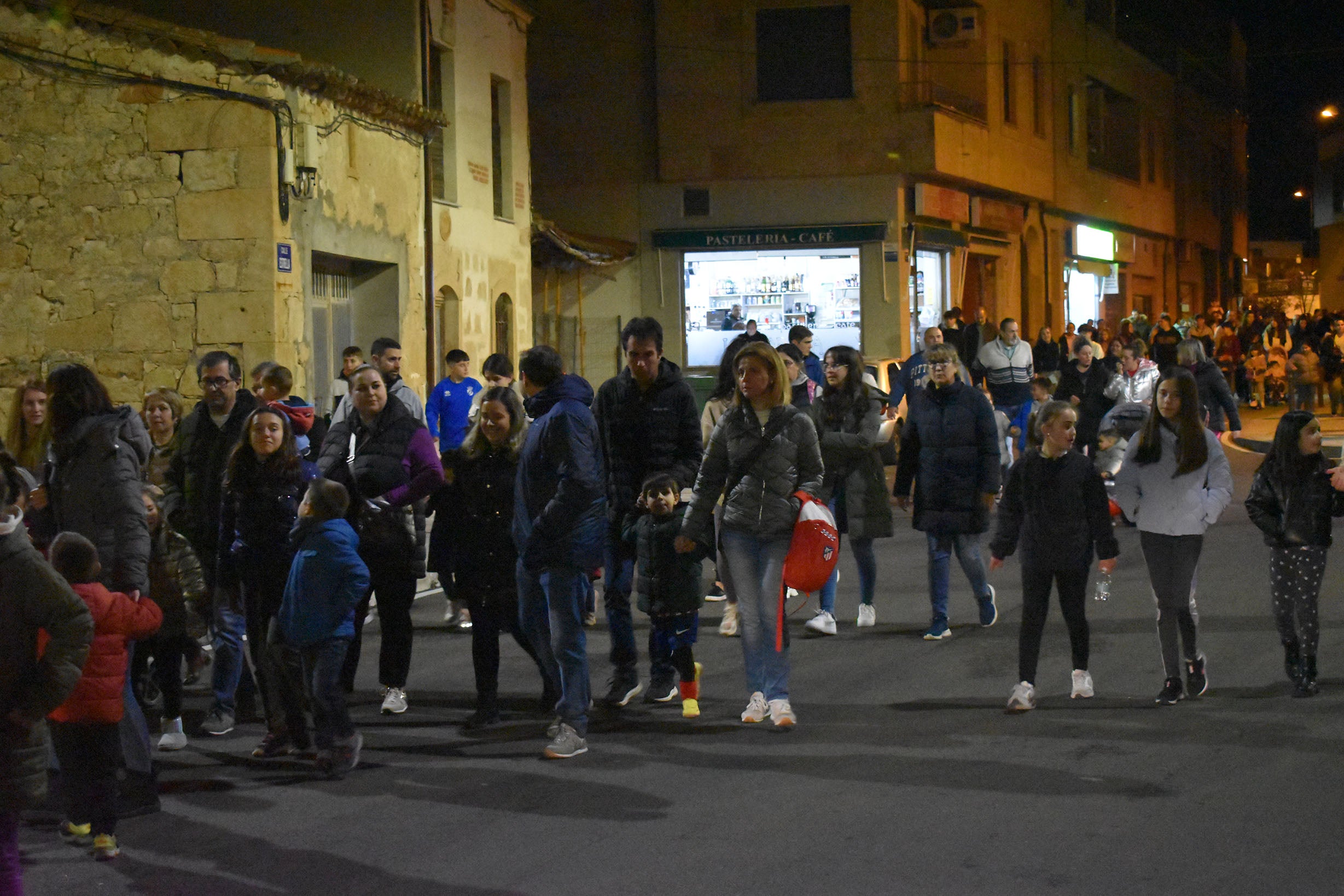 Villares de la Reina dice adiós al Carnaval con el entierro de la sardina y 4.000 churros