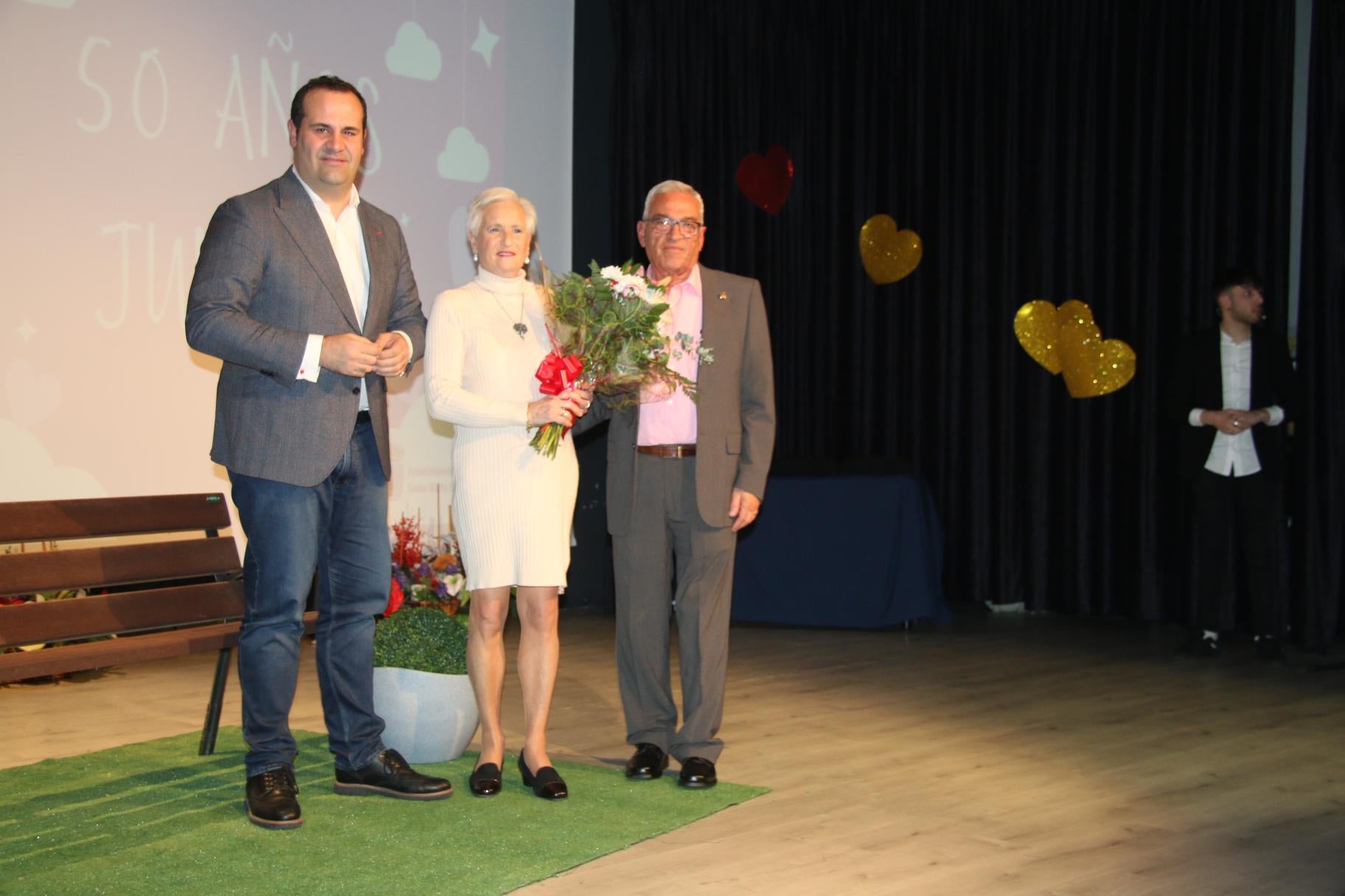 Santa Marta rinde homenaje a nueve parejas en la gala «50 años juntos»