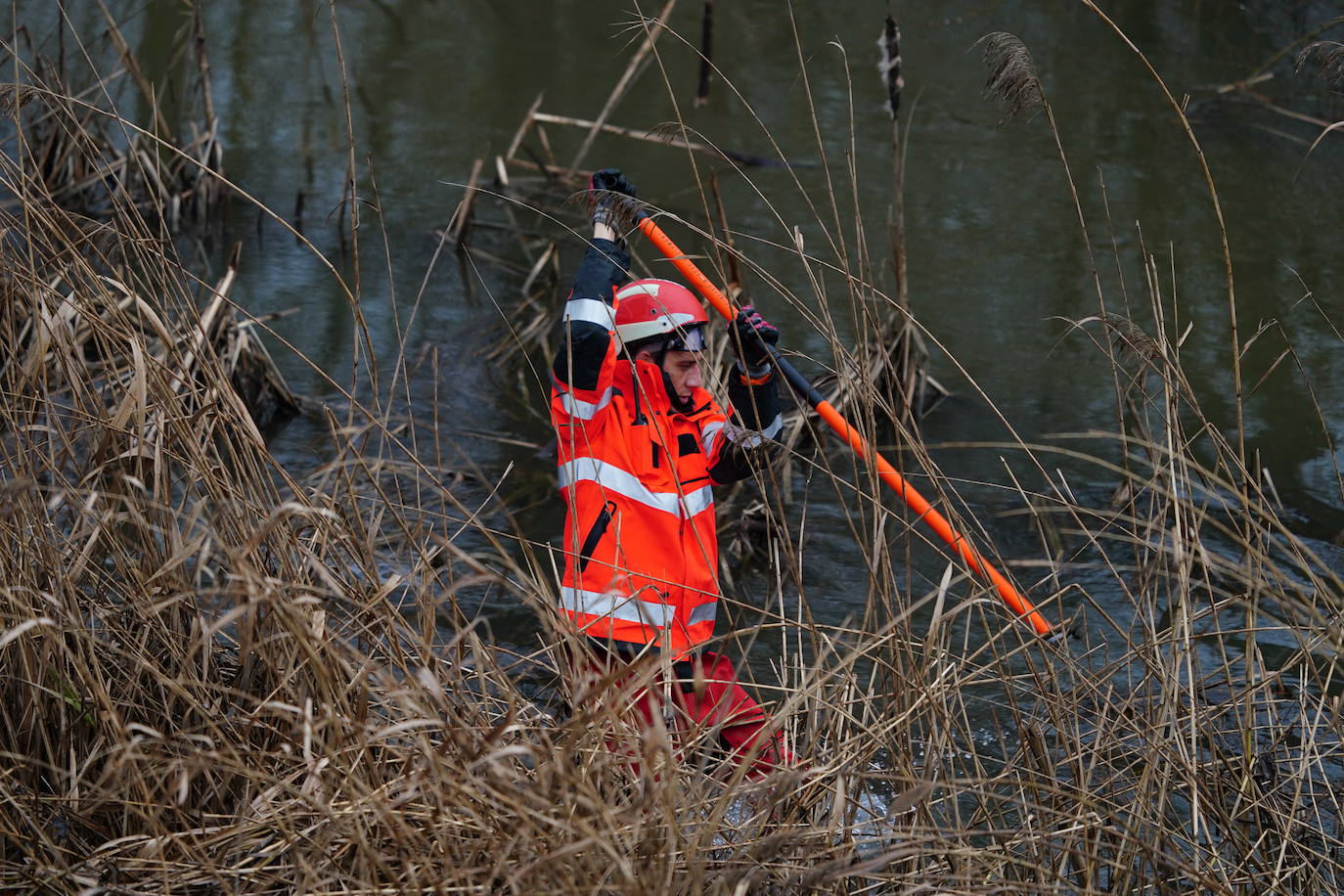 En imágenes: nueva búsqueda en el río para buscar al vecino del Camino de las Aguas desaparecido la semana pasada