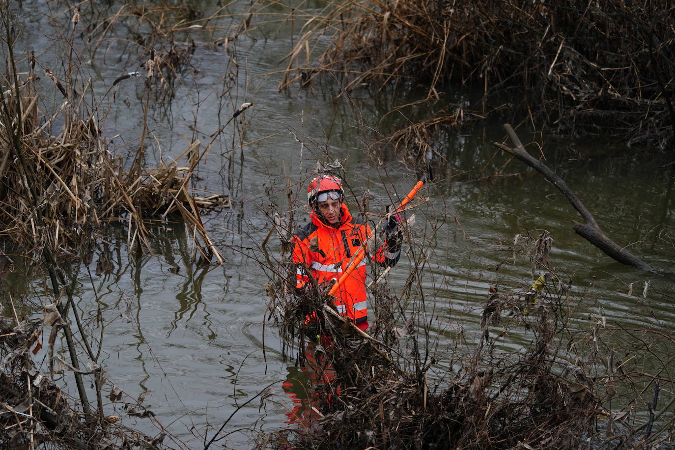 En imágenes: nueva búsqueda en el río para buscar al vecino del Camino de las Aguas desaparecido la semana pasada