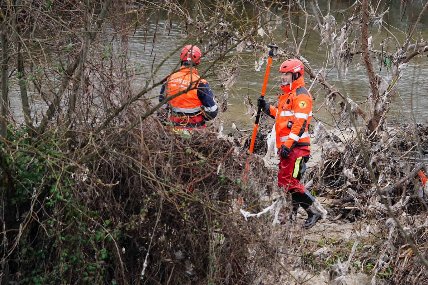 En imágenes: nueva búsqueda en el río para buscar al vecino del Camino de las Aguas desaparecido la semana pasada