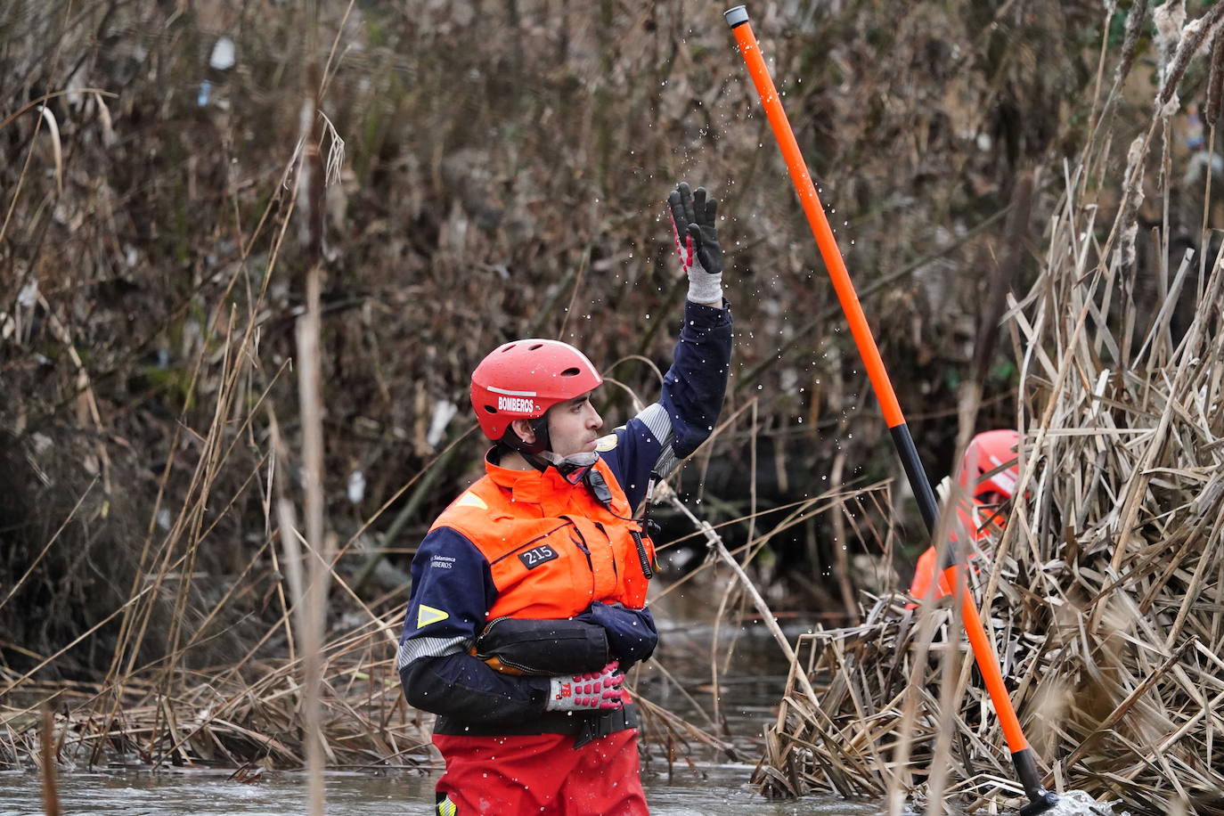 En imágenes: nueva búsqueda en el río para buscar al vecino del Camino de las Aguas desaparecido la semana pasada