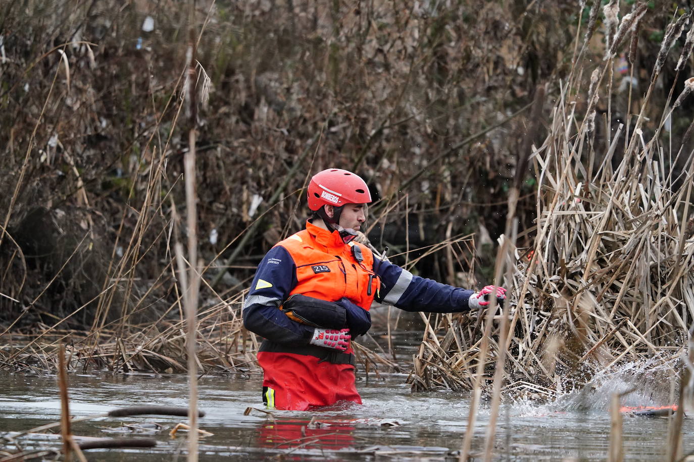 En imágenes: nueva búsqueda en el río para buscar al vecino del Camino de las Aguas desaparecido la semana pasada