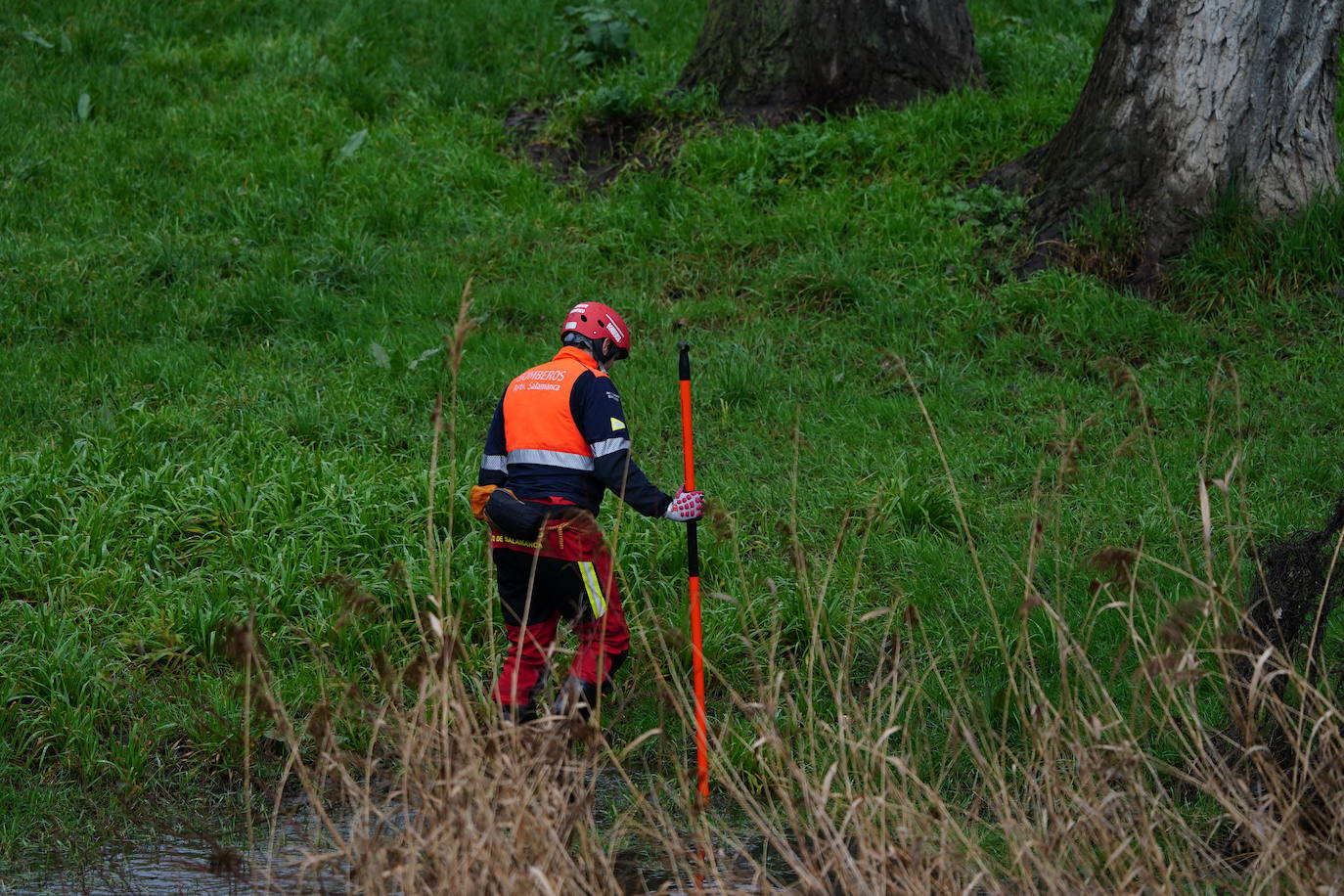 En imágenes: nueva búsqueda en el río para buscar al vecino del Camino de las Aguas desaparecido la semana pasada