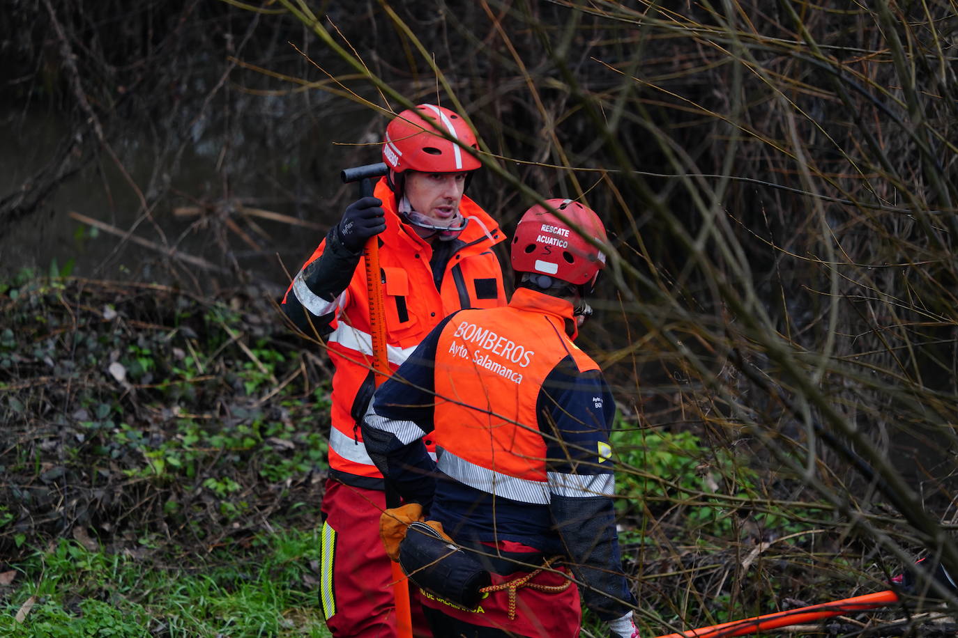 En imágenes: nueva búsqueda en el río para buscar al vecino del Camino de las Aguas desaparecido la semana pasada