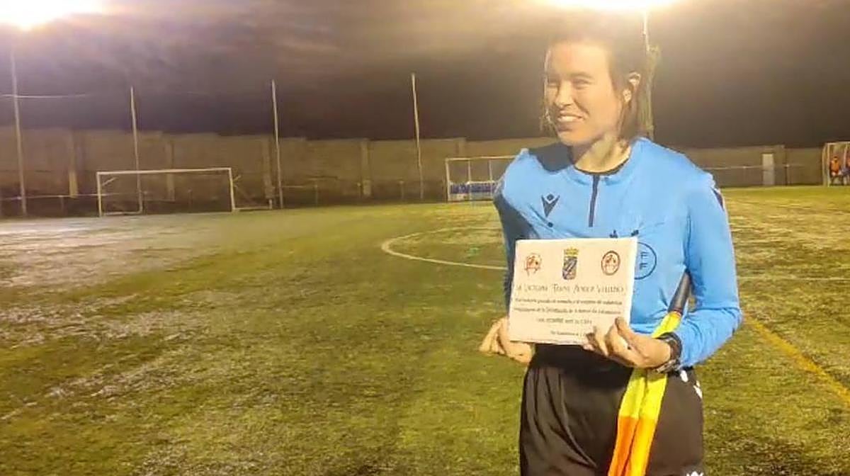 Emotivo adiós del fútbol de Salamanca a Tarna, la árbitra venida del 'soccer'