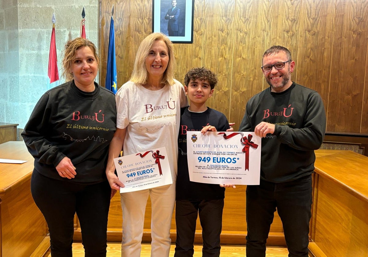 Momento de la entrega de la donación en el salón de plenos del Consistorio.