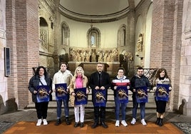 Representantes de las cofradías albenses junto a la alcaldesa, el párroco y la diseñadora del cartel.