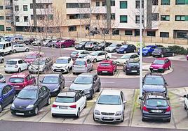 Varios coches estacionados en Salamanca.