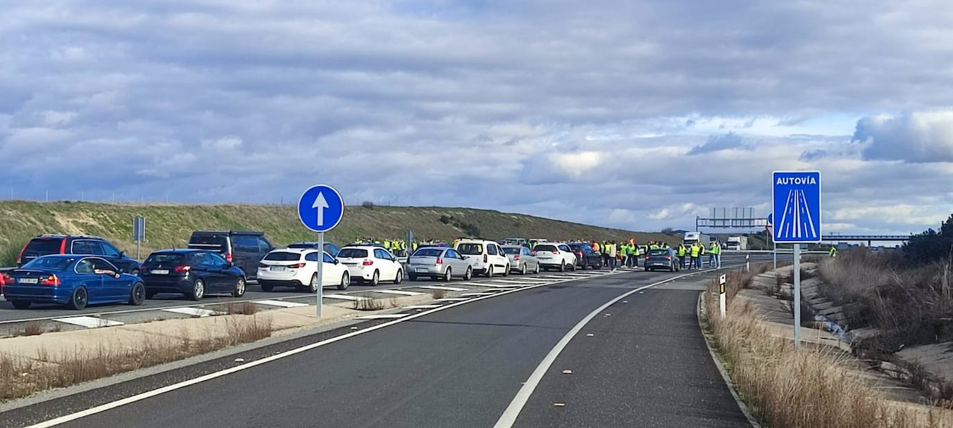 En imágenes: así cortaron los agricultores la A-50 en Peñaranda