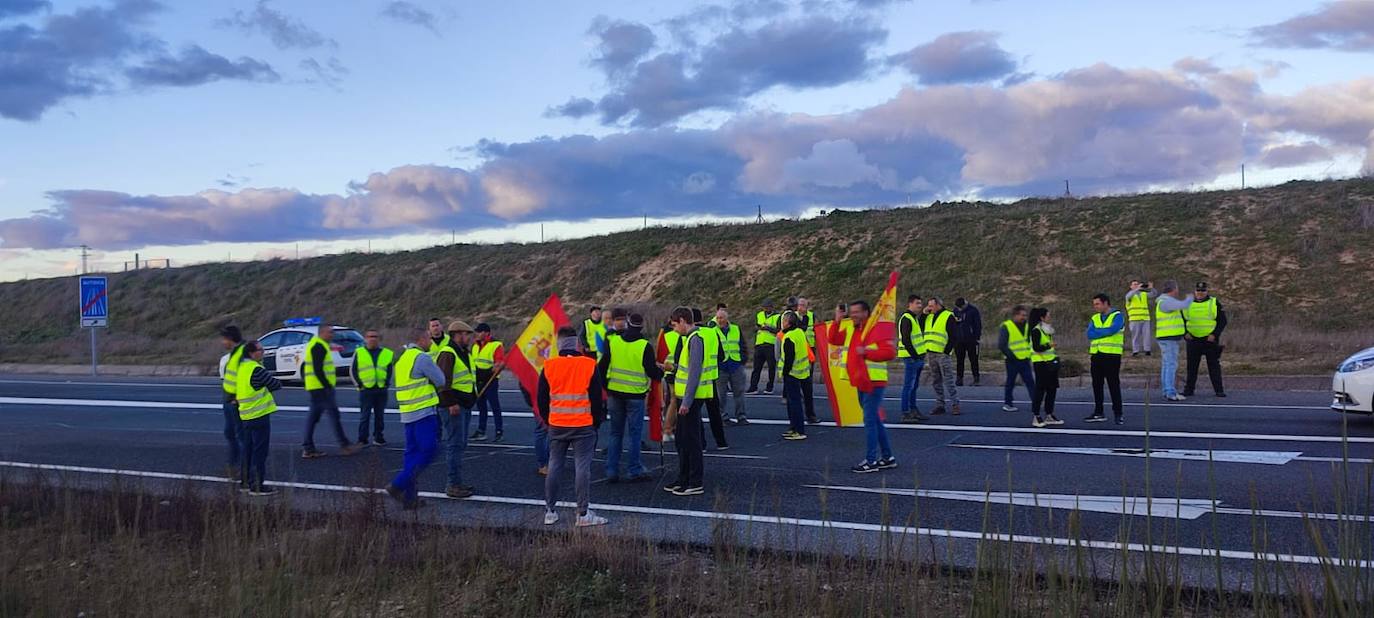 En imágenes: así cortaron los agricultores la A-50 en Peñaranda