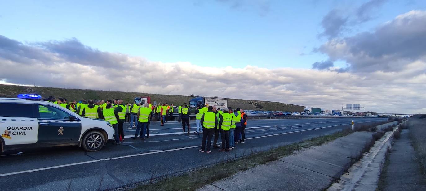 En imágenes: así cortaron los agricultores la A-50 en Peñaranda