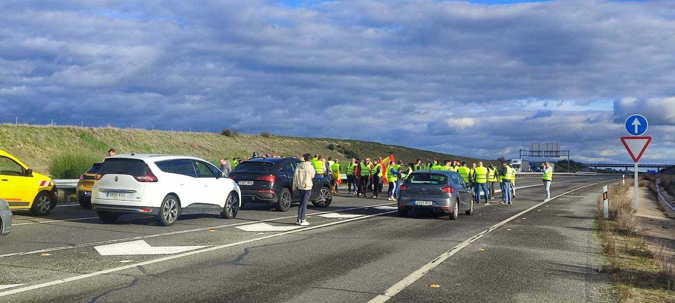 En imágenes: así cortaron los agricultores la A-50 en Peñaranda