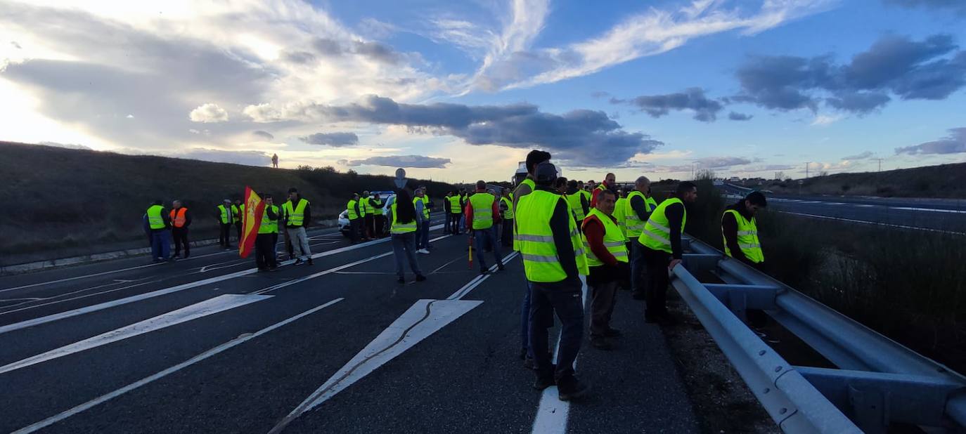 En imágenes: así cortaron los agricultores la A-50 en Peñaranda