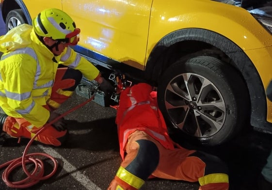 Emocionante rescate a un perro  atrapado en el motor de un coche