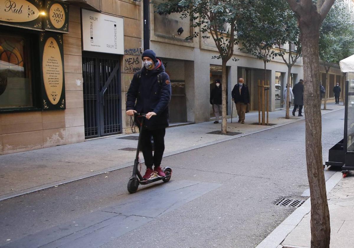 Patinete por el centro de Salamanca.