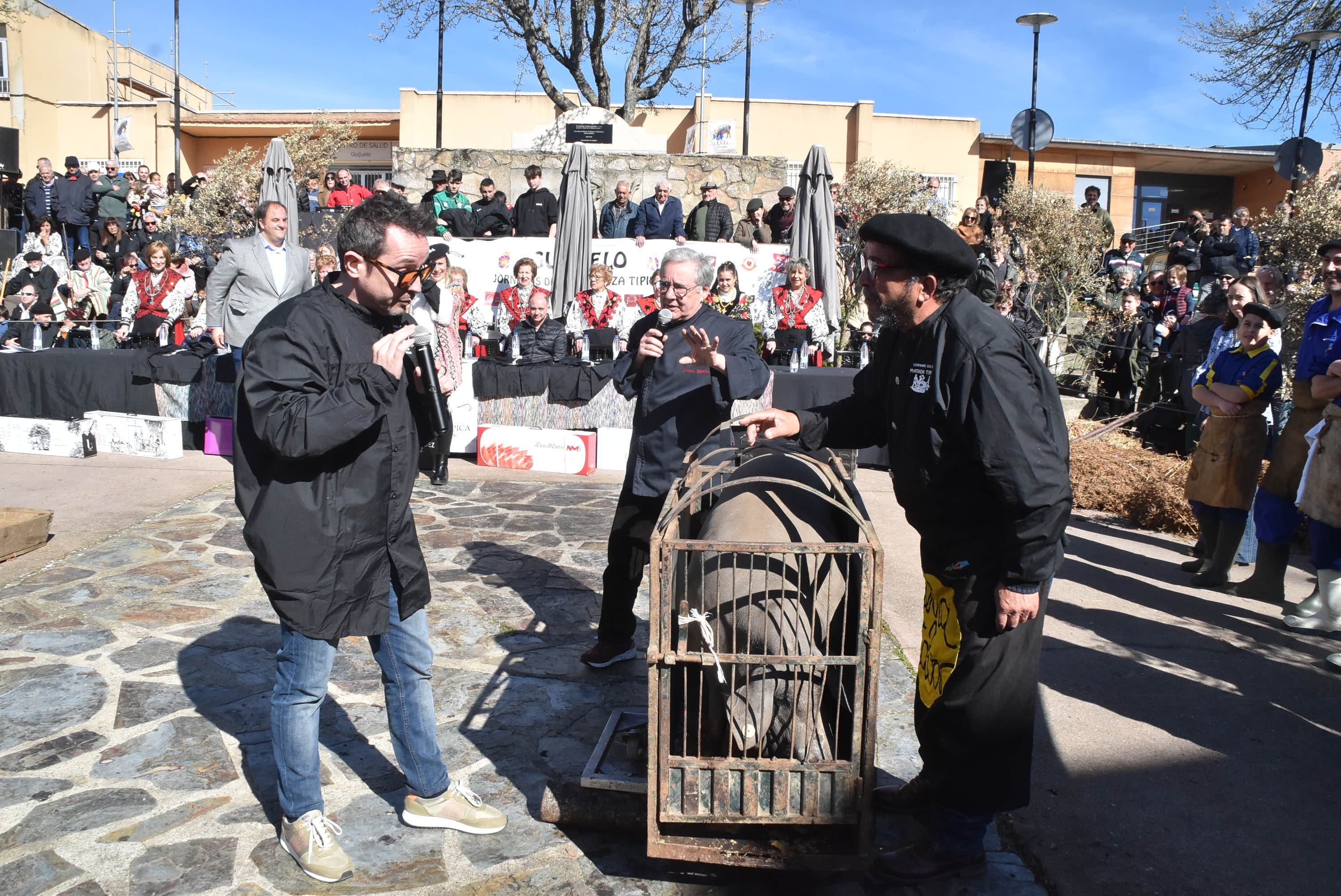 La matanza de Guijuelo rinde homenaje al sabor con numerosas caras conocidas