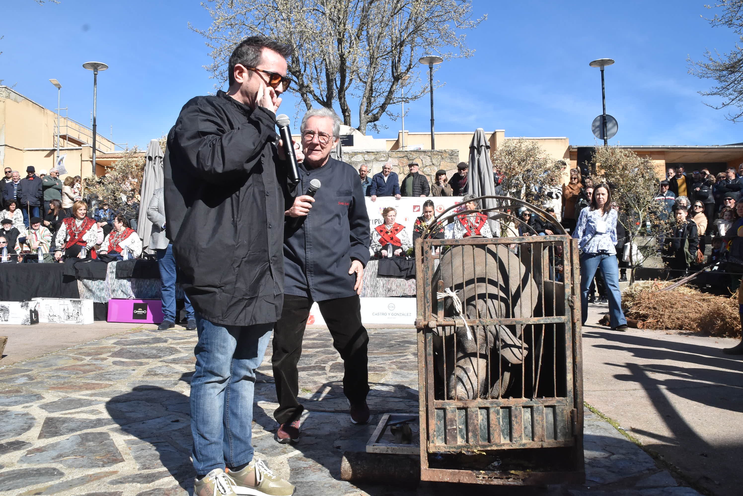 La matanza de Guijuelo rinde homenaje al sabor con numerosas caras conocidas