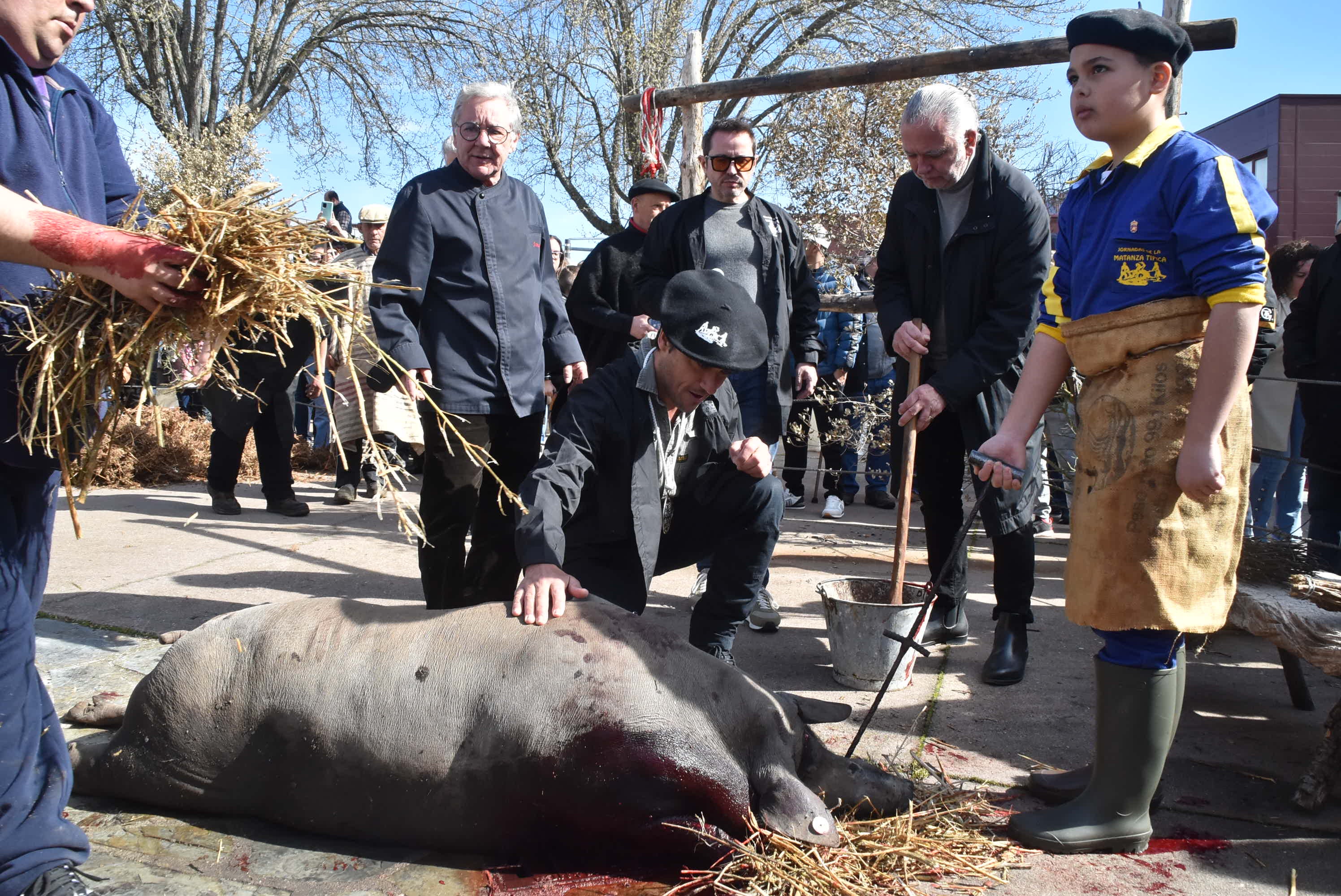 La matanza de Guijuelo rinde homenaje al sabor con numerosas caras conocidas