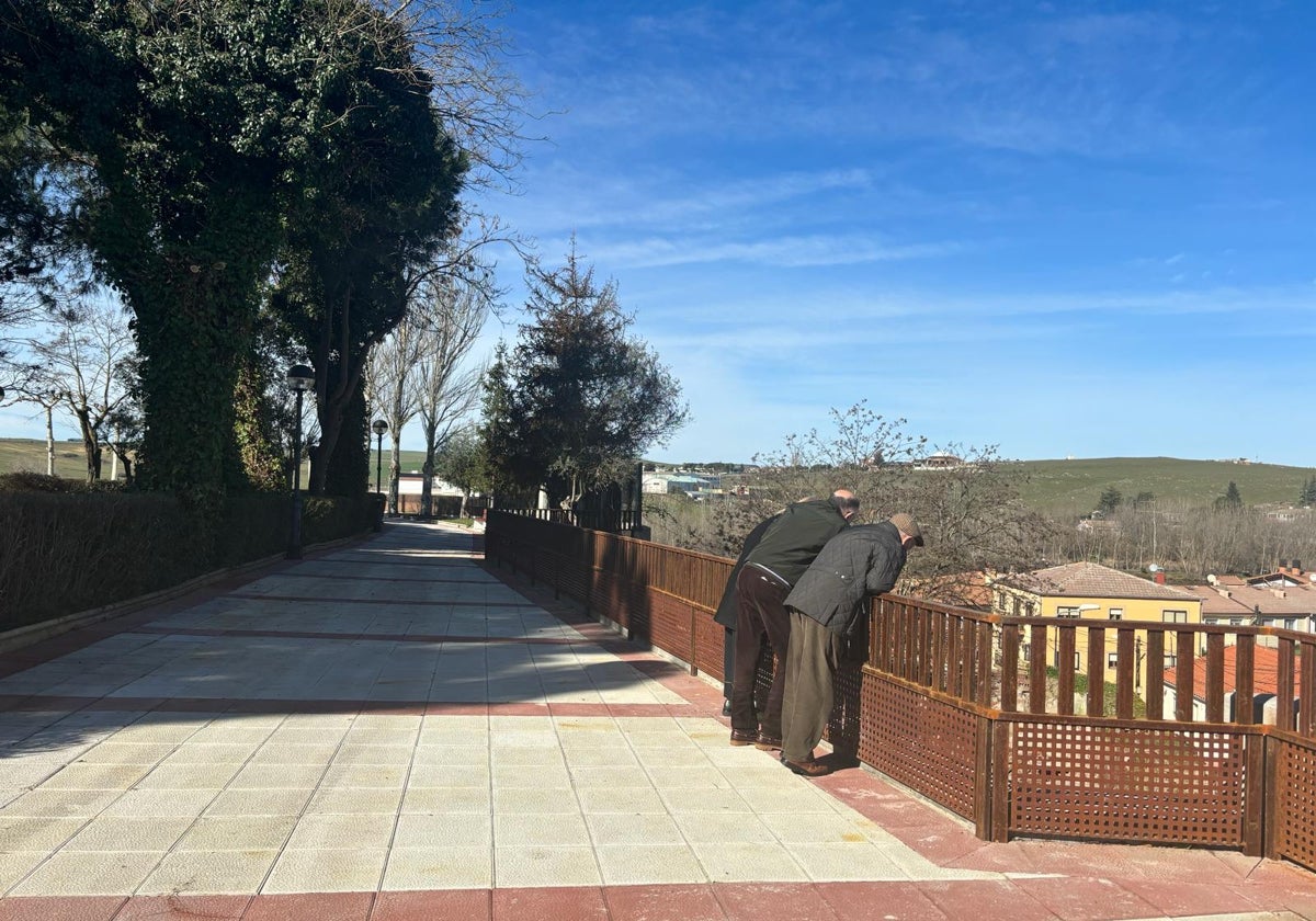 Primeros visitantes en la reapertura del parque de El Espolón en Alba.