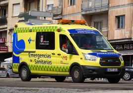 Una ambulancia por Salamanca.