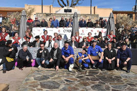 Foto de familia de los matanceros de honor, las autoridades y los invitados presentes en la matanza de Guijuelo