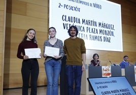 Dos de las ganadoras recibiendo su premio en la Olimpiada.