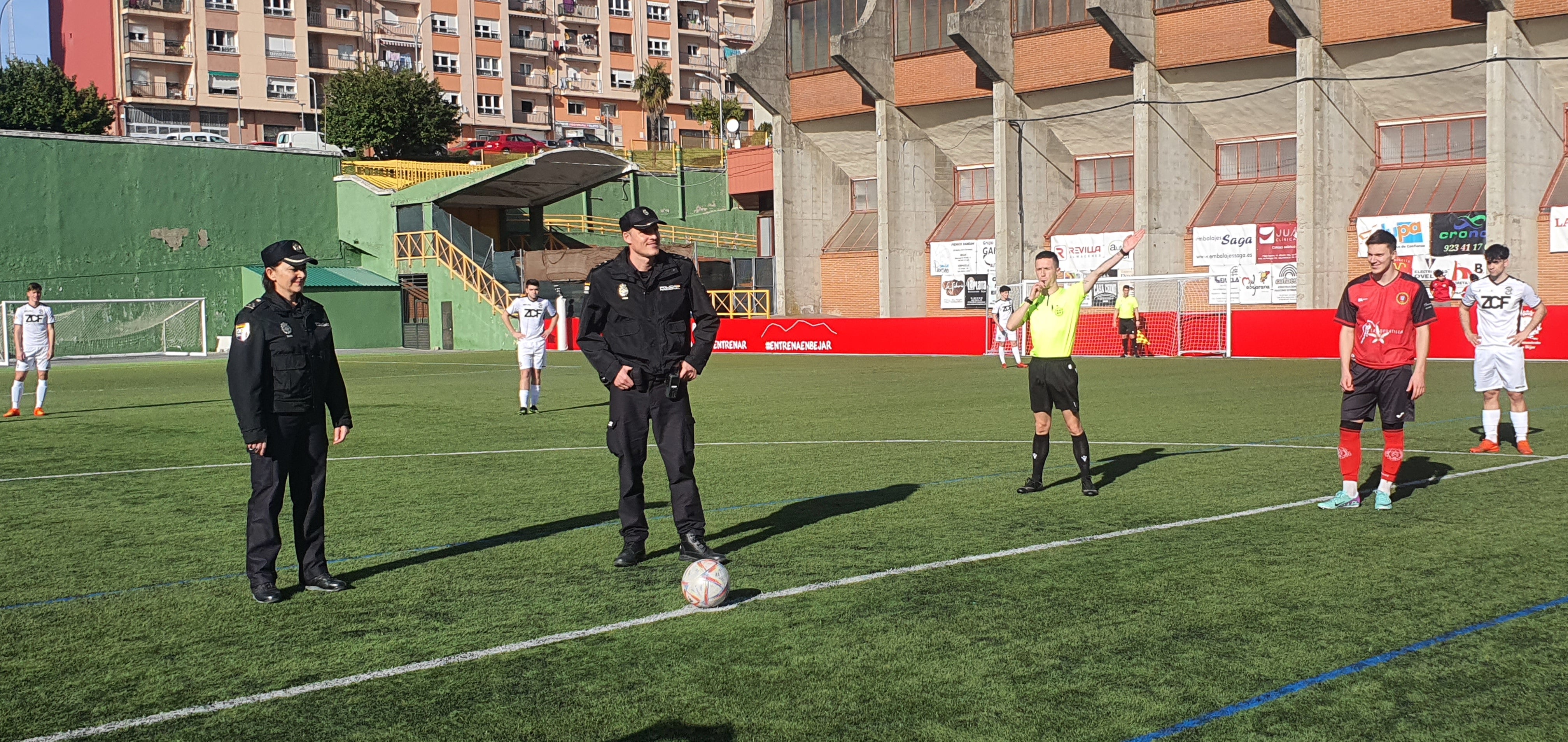 Saque de honor de la Policía Nacional por su 200 aniversario en el partido entre el Béjar y el Zamora