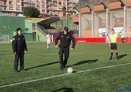 Imagen del saque de honor realizado por uno de los agentes destinados en la comisaría de la Policía Nacional de Béjar