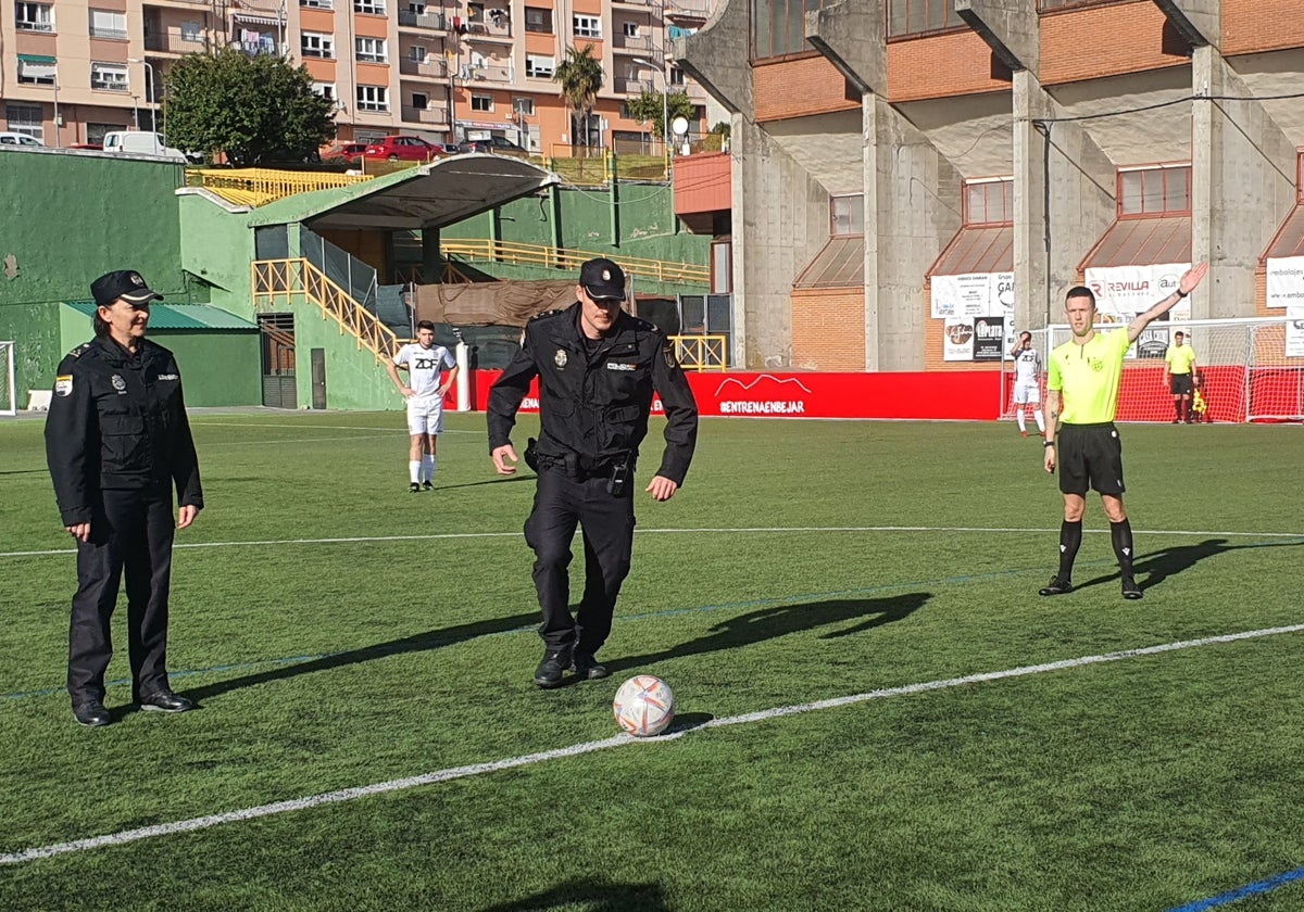 Saque de honor de la Policía Nacional por su 200 aniversario en el partido entre el Béjar y el Zamora