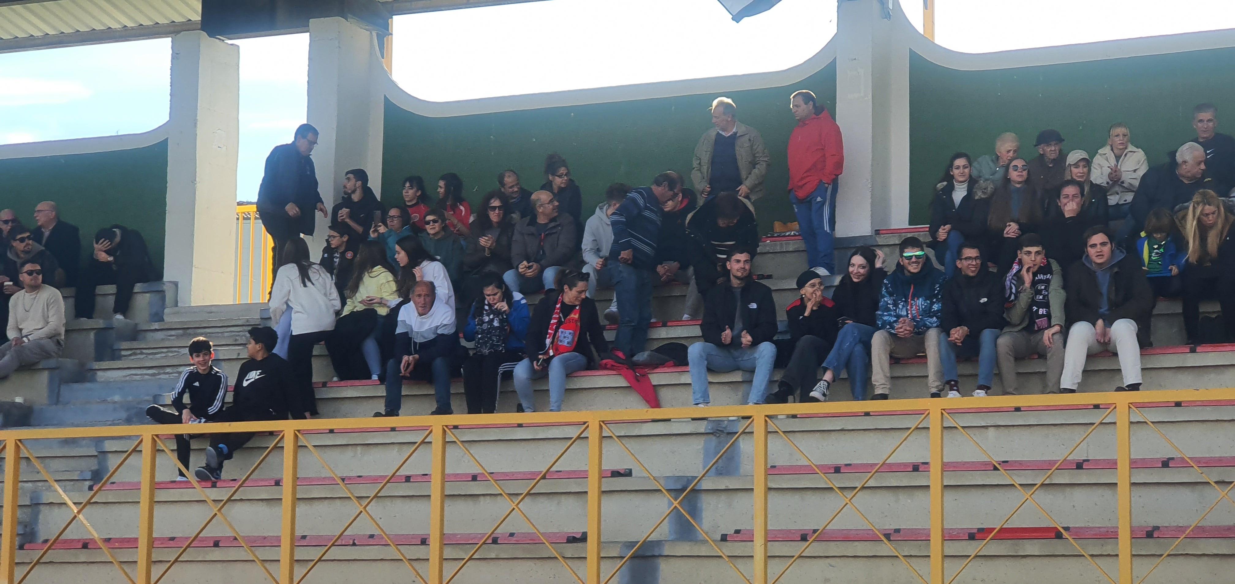 Saque de honor de la Policía Nacional por su 200 aniversario en el partido entre el Béjar y el Zamora