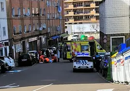 El personal sanitario atiende al herido en la calle Tejedores, en Béjar.