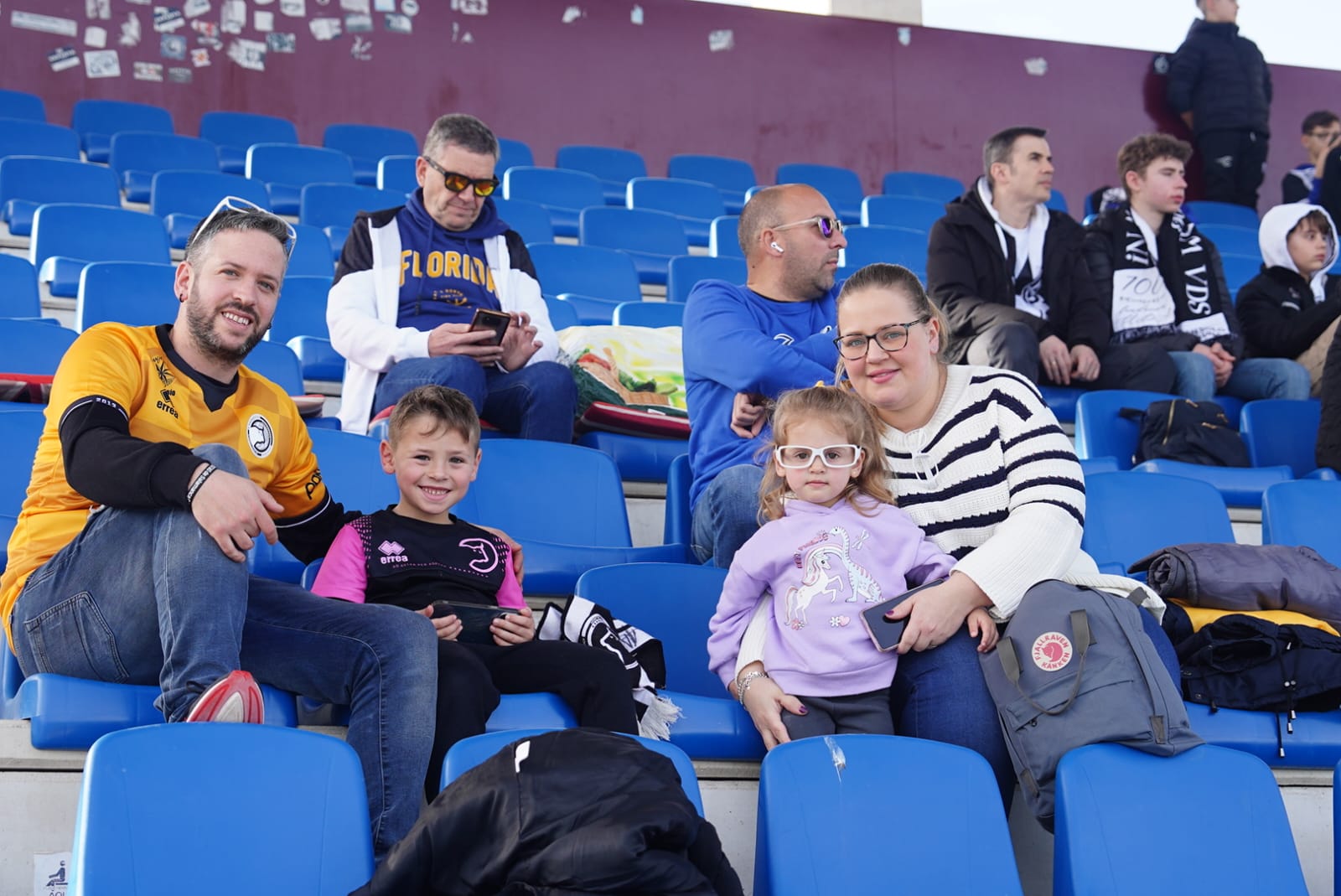 Búscate en la grada del Reina Sofía en el partido de Unionistas contra el Fuenlabrada