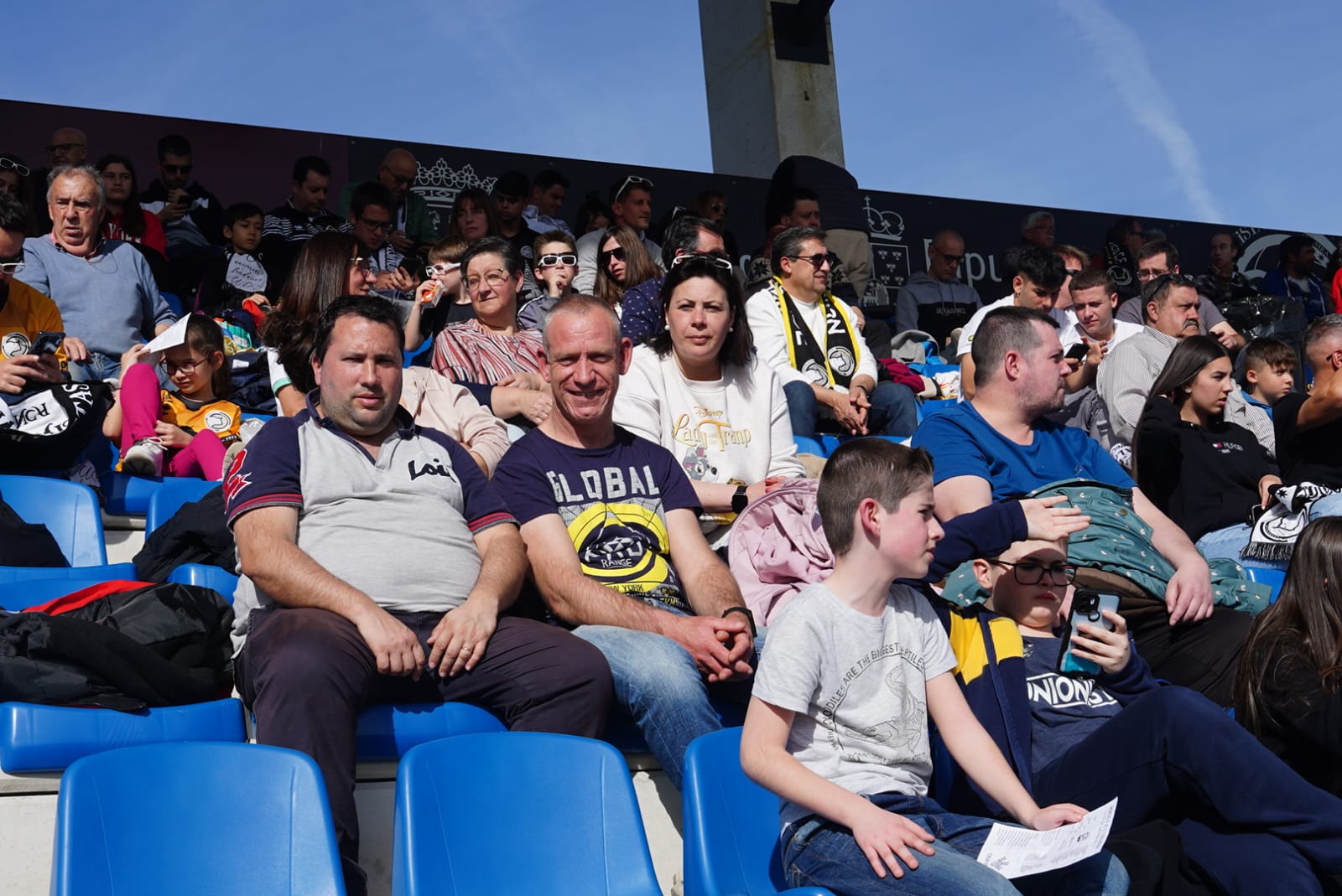 Búscate en la grada del Reina Sofía en el partido de Unionistas contra el Fuenlabrada