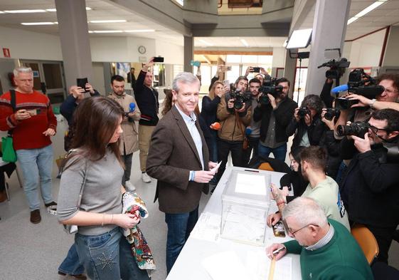 Alfonso Rueda, votando en Pontevedra.