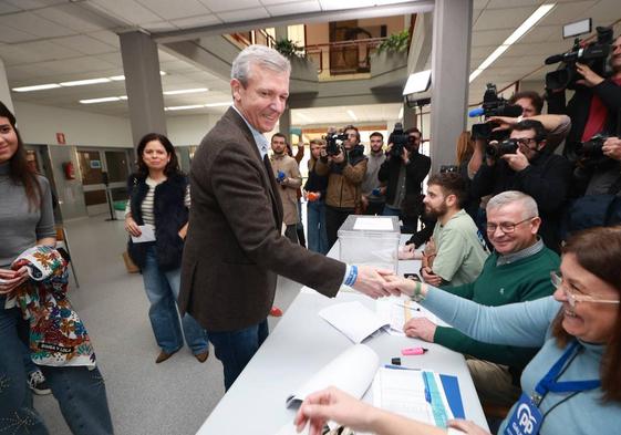 Rueda, depositando el voto.