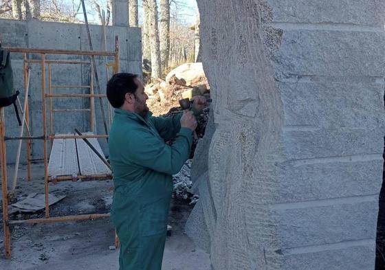 José Manuel trabajando en las esculturas de templarios.