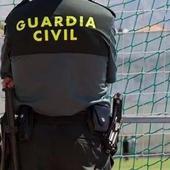 Un Guardia Civil, presenciando un encuentro de fútbol.