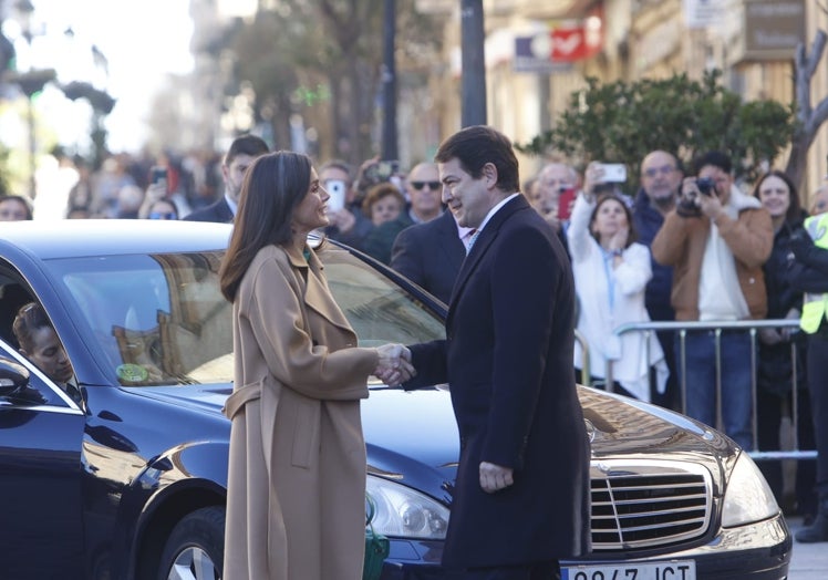 El abrigo de la Reina Letizia durante su visita a Salamanca.